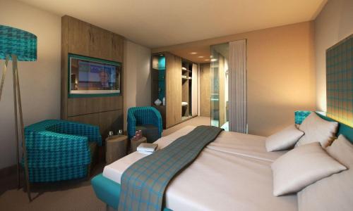 Double Room with Partial Lake View