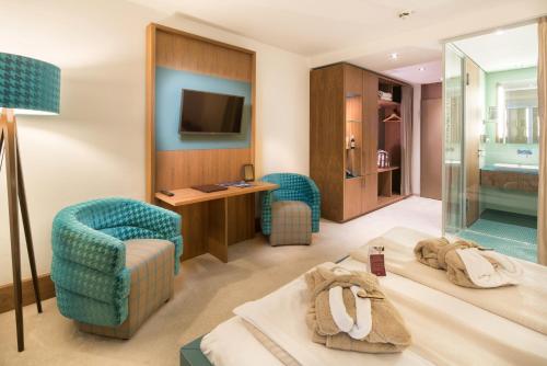 Double Room with Partial Lake View