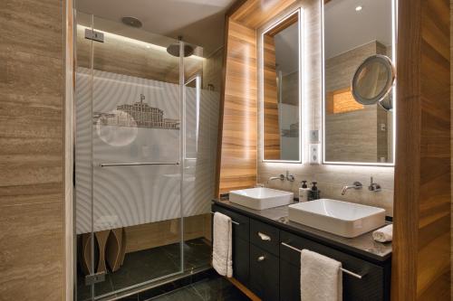 Deluxe Double or Twin Room with City View