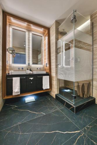 Deluxe Triple Room with City View