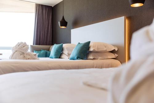 Junior Suite with Two Queen Beds and Sea View