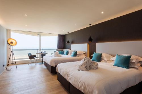 Junior Suite with Two Queen Beds and Sea View