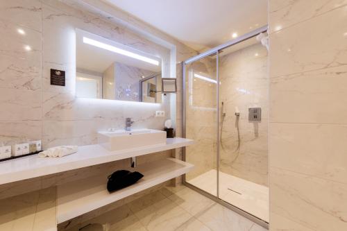 Junior Suite with Two Queen Beds and Sea View