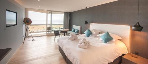 Junior Suite with Twin Beds and Sea View