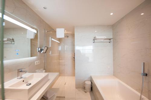 Junior Suite with Twin Beds and Sea View