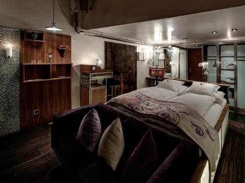 Cozy Art Single Room