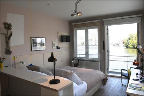 Large Double Room / Floating Room