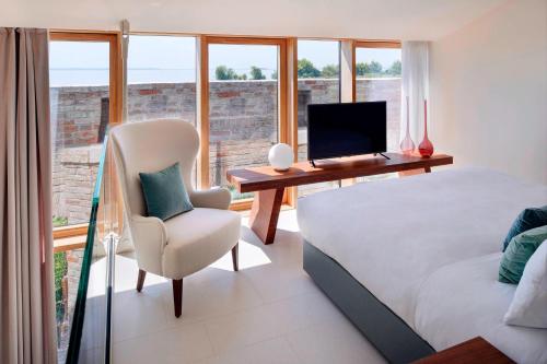 La Maisonette Loft Suite with Private Pool - Split Level