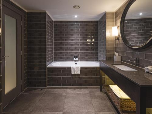 Signature Suite