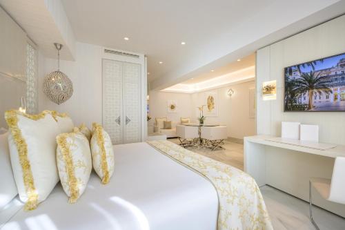 Deluxe Double Room (2 Adults + 1 Child)