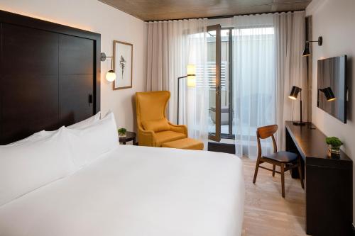 Deluxe King Room with Balcony