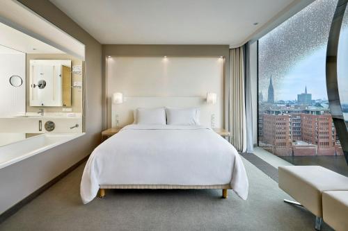 Deluxe, Guest room, 1 King, City view, partial harbor view 