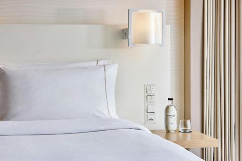 Deluxe, Guest room, 1 King, City view, partial harbor view 