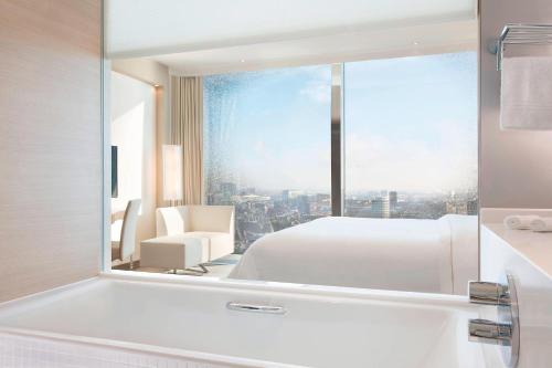 Deluxe, Guest room, 1 King, City view, partial harbor view 