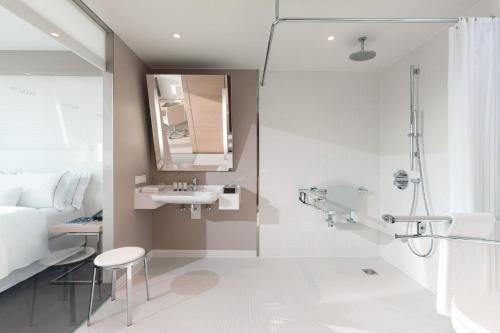 Deluxe, Guest room, 1 King, City view, partial harbor view 