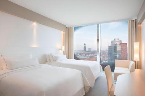 Deluxe, Guest room, 2 Queen, City view, Partial harbor view
