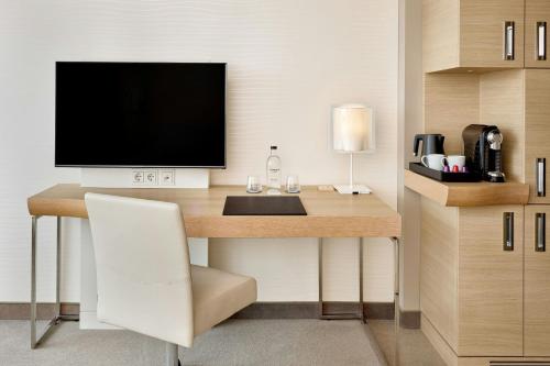 Premium City, Guest room, 1 King, Hafencity/Water view, Skyline view