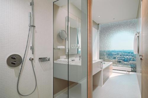 Premium Waterfront, Guest room, 1 King, Harbor/Elbe view