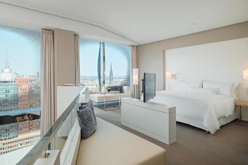 Maisonette Suite, Bi-level Suite, 1 King, City/Elbe view