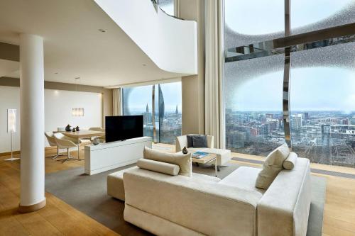 Maisonette Suite, Bi-level Suite, 1 King, City/Elbe view