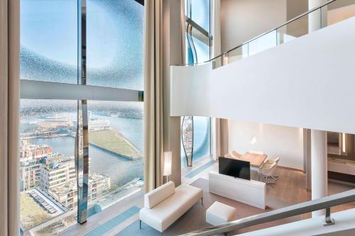 Maisonette Suite, Bi-level Suite, 1 King, City/Elbe view