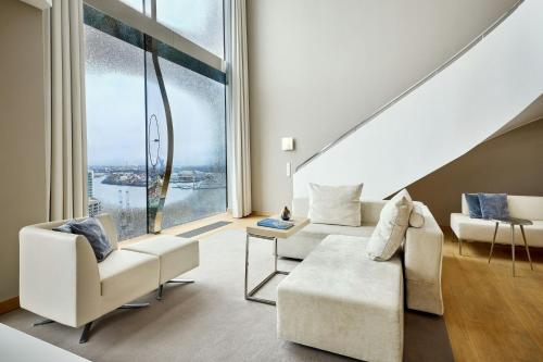 Maisonette Suite, Bi-level Suite, 1 King, City/Elbe view