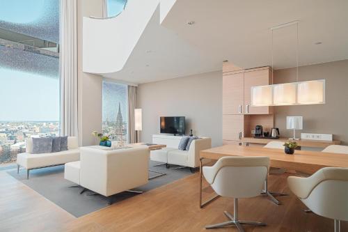 Maisonette Suite, Bi-level Suite, 1 King, City/Elbe view