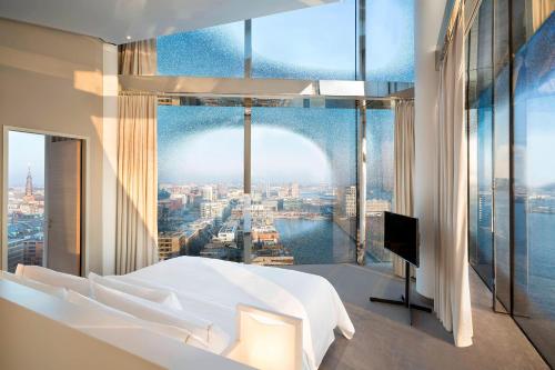 Owner Suite, Presidential Suite, 1 King, City/Elbe view