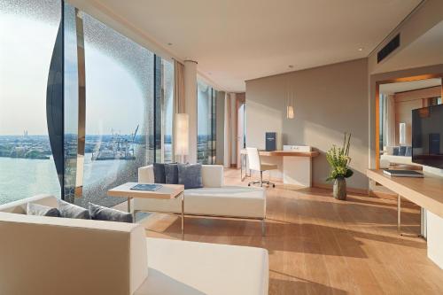 Owner Suite, Presidential Suite, 1 King, City/Elbe view