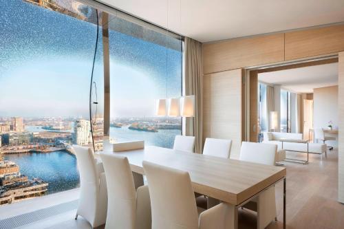 Owner Suite, Presidential Suite, 1 King, City/Elbe view