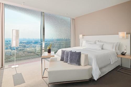 Horizon Suite, Suite, 1 King, City/Elbe view, Skyline view