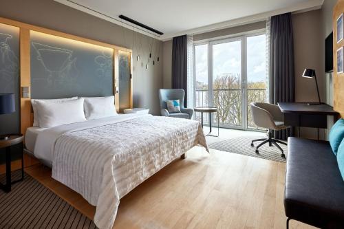 Deluxe Room, partial Alster view