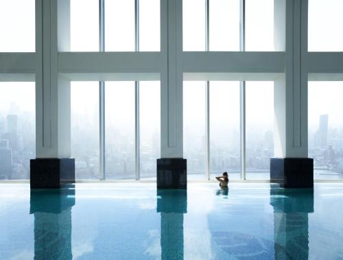 Fantastic Package: 1 night deluxe room including 2 persons breakfast(designated restaurant) and lunch(three courses at scena Italian Restaurant)