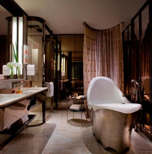 Fantastic Package: 1 night deluxe room including 2 persons breakfast(designated restaurant) and lunch(three courses at scena Italian Restaurant)