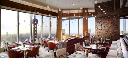 Fantastic Package: 1 night deluxe room including 2 persons breakfast(designated restaurant) and lunch(three courses at scena Italian Restaurant)