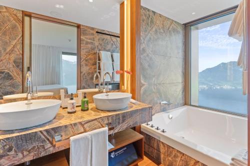 Contemporary Deluxe Room