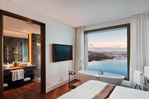 Contemporary Lake View Premium Suite