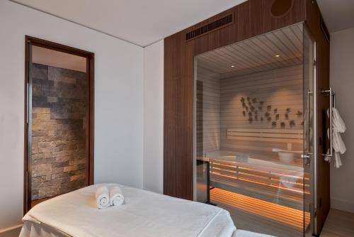 Contemporary Lake View Spa Suite