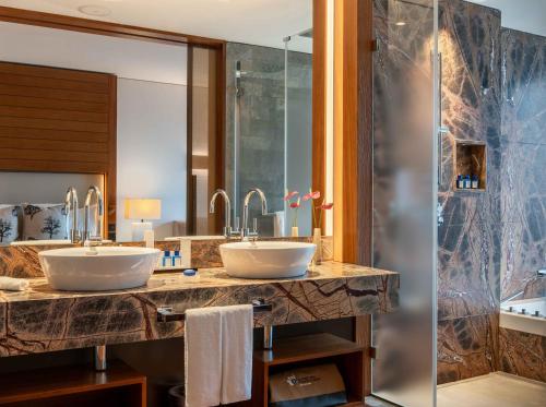 Contemporary Lake View Spa Suite