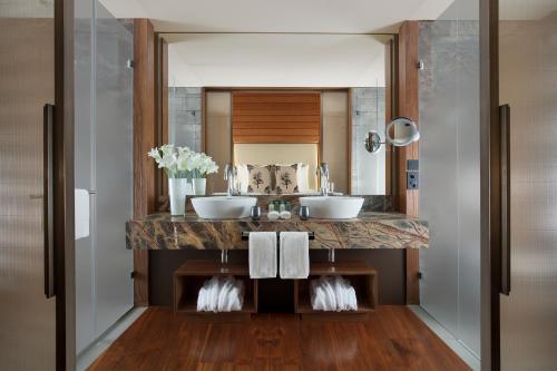 Contemporary Lake View Spa Suite