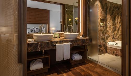 Contemporary Lake View Bay Suite