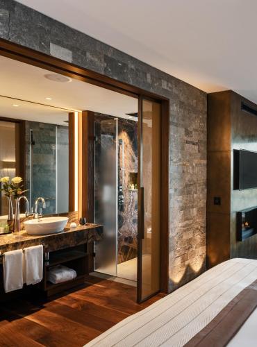 Contemporary Lake View Bay Suite