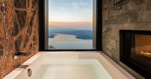 Contemporary Lake View Bay Suite