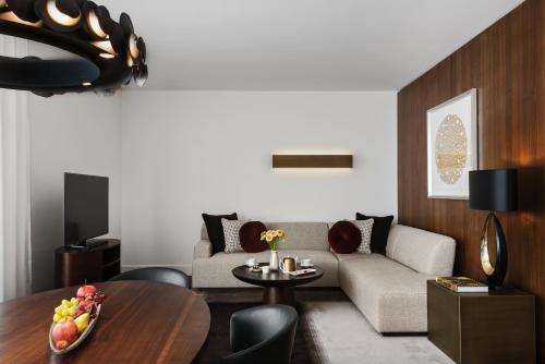 Contemporary Lake View Panorama Suite