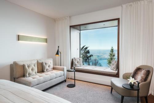 Contemporary Lake View Panorama Suite