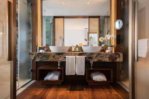 Contemporary Lake View Panorama Suite