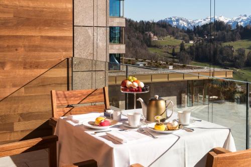 Contemporary Lake View Panorama Suite