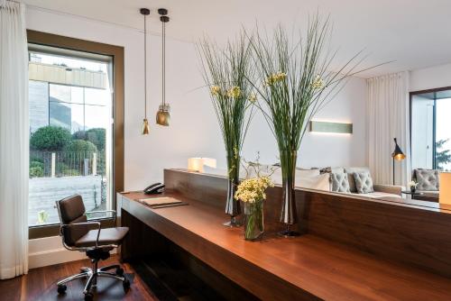 Contemporary Lake View Panorama Suite
