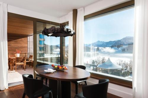 Contemporary Lake View Panorama Suite