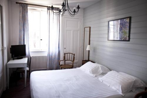 Standard Double Room with Street View